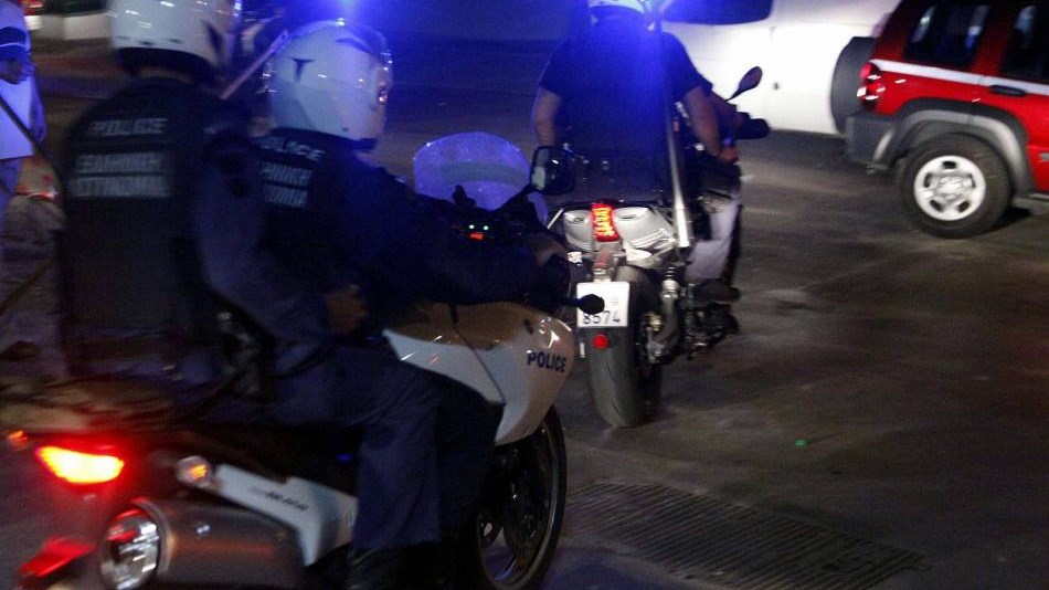 Αγωνία για τον 26χρονο που δέχτηκε την επίθεση στο Παλαιό Φάληρο – Ανθρωποκυνηγητό για τη σύλληψη των δραστών – ΤΩΡΑ