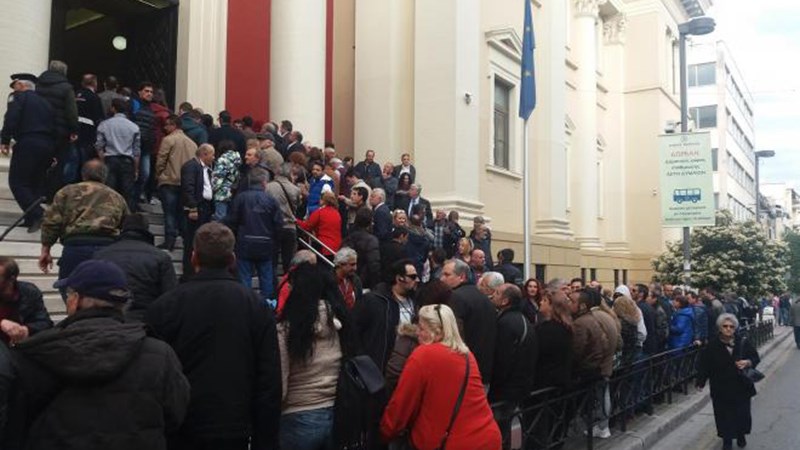 Με πούλμαν οπαδοί του Σώρρα στο δικαστήριο – Εκδικάζεται η αίτηση αναστολής – ΦΩΤΟ