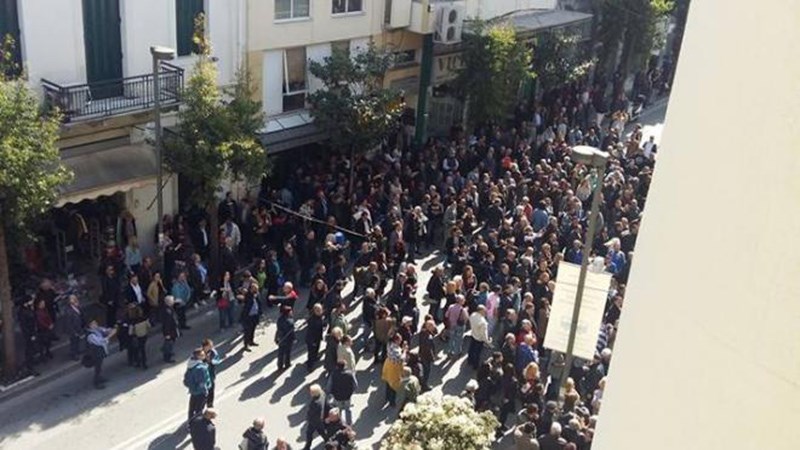 Πορεία των οπαδών του Σώρρα στην Πάτρα – Αναβλήθηκε η δίκη για την αίτηση αναστολής – ΦΩΤΟ