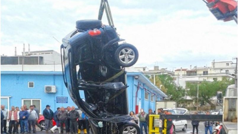 Βουτιά θανάτου για 60χρονο – Έπεσε με το αυτοκίνητο στη θάλασσα – ΦΩΤΟ