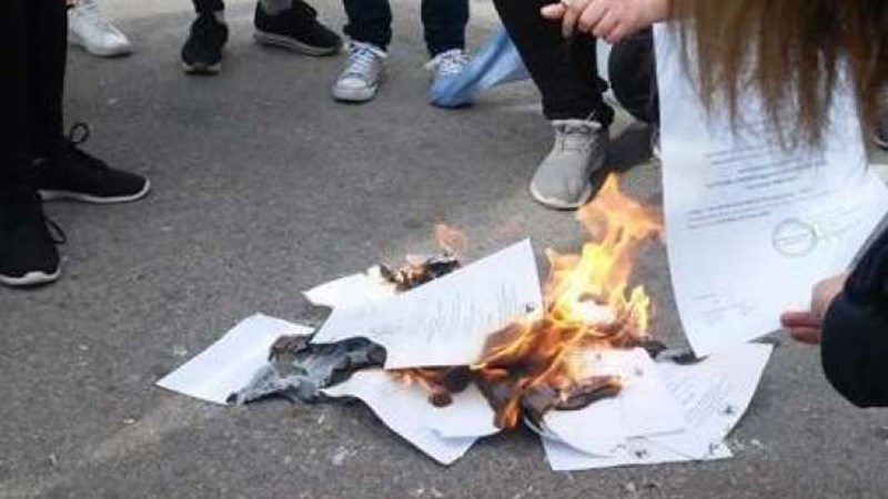 Εκπαιδευτικοί έκαψαν τα πτυχία τους στην είσοδο του υπουργείου Παιδείας – ΦΩΤΟ