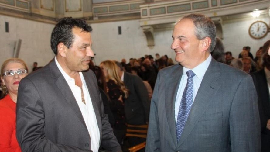 Ο Καραμανλής στην Παλιά Βουλή για την παρουσίαση βιογραφίας λαϊκού τραγουδιστή