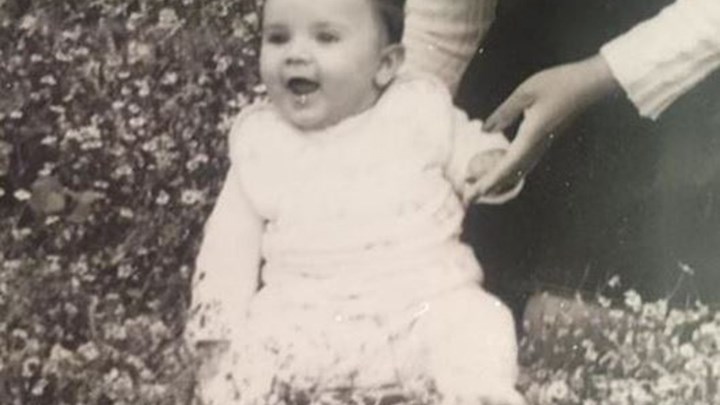 Αναγνωρίζετε το κοριτσάκι της φωτογραφίας; – Είναι πασίγνωστη Ελληνίδα ηθοποιός