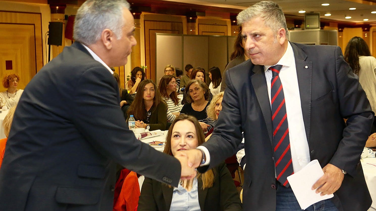 Σκουρλέτης-Πατούλης: Μετά τη σύγκρουση ήρθε η χειραψία – ΦΩΤΟ