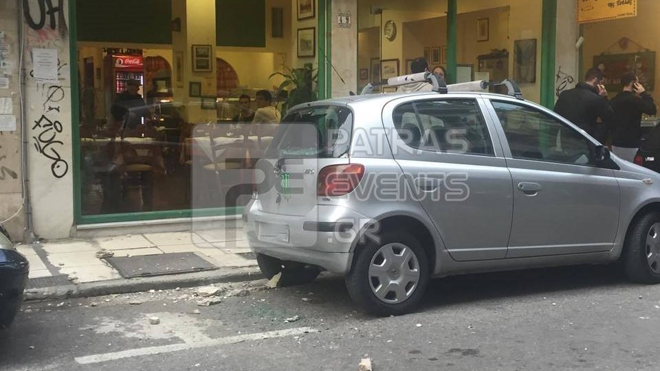 Έπεσαν σοβάδες από τον σεισμό στην Πάτρα – ΦΩΤΟ