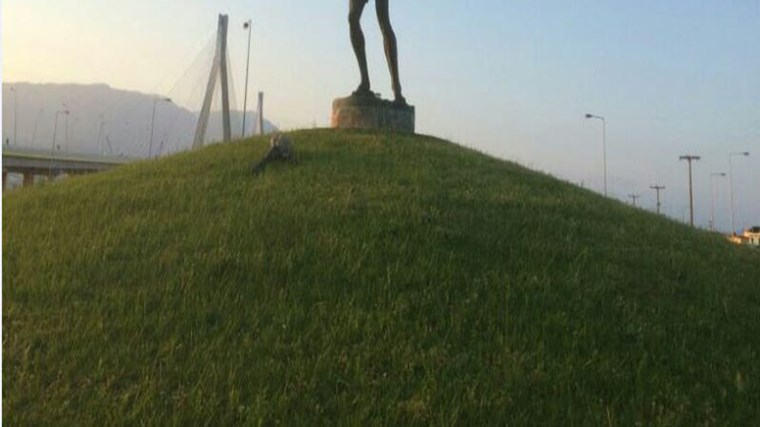 Ο σεισμός στην Πάτρα «έκοψε» τον πυρσό του δρομέα – ΦΩΤΟ