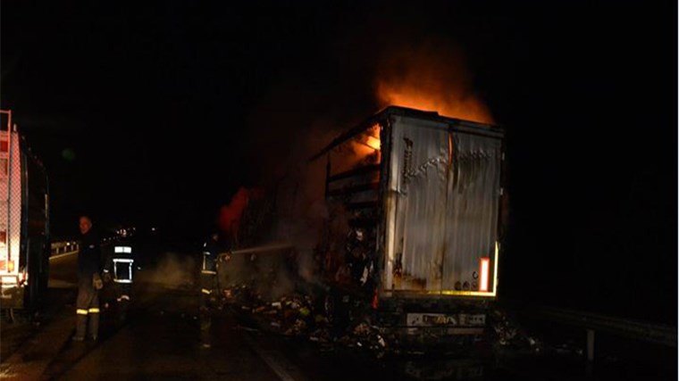 Νταλίκα πήρε φωτιά εν κινήσει στην  Εθνική Οδό  – ΦΩΤΟ – ΒΙΝΤΕΟ