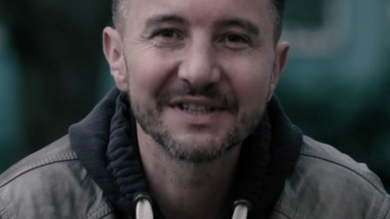 Πρώην πολιτικός έγινε… ράπερ – ΒΙΝΤΕΟ