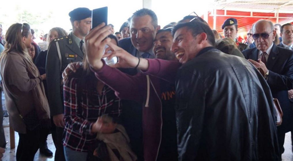 Ο Καμμένος βγάζει selfie και στέλνει μήνυμα στην Άγκυρα