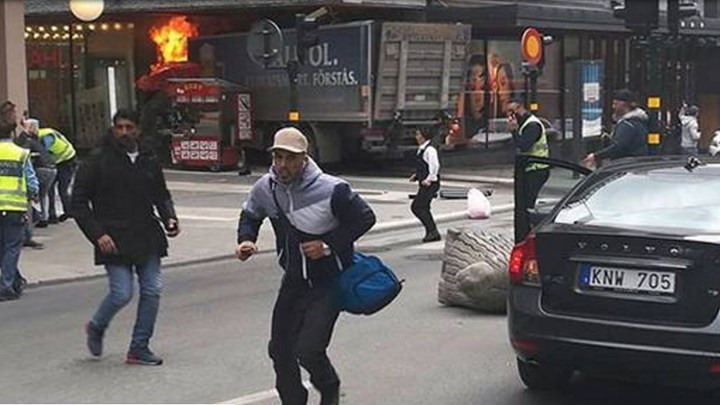 Φορτηγό σκόρπισε τον θάνατο στη Στοκχόλμη – Πληροφορίες για πέντε νεκρούς – ΒΙΝΤΕΟ – ΦΩΤΟ