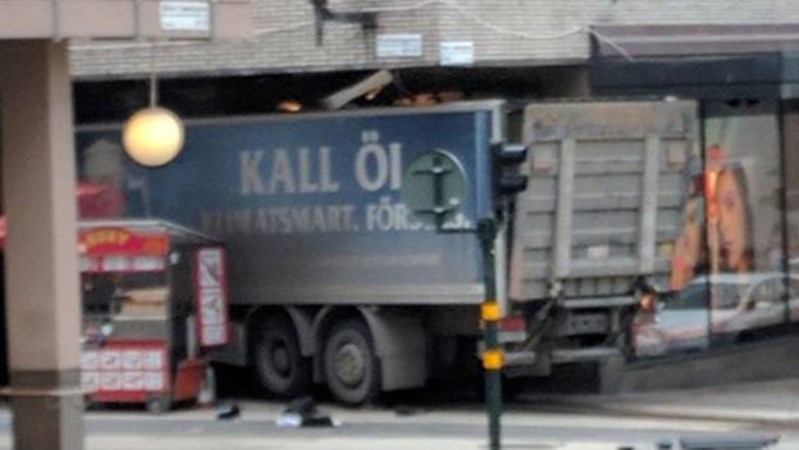 Η πρώτη ΦΩΤΟ από το φορτηγό που έπεσε σε πλήθος στη Στοκχόλμη – ΤΩΡΑ