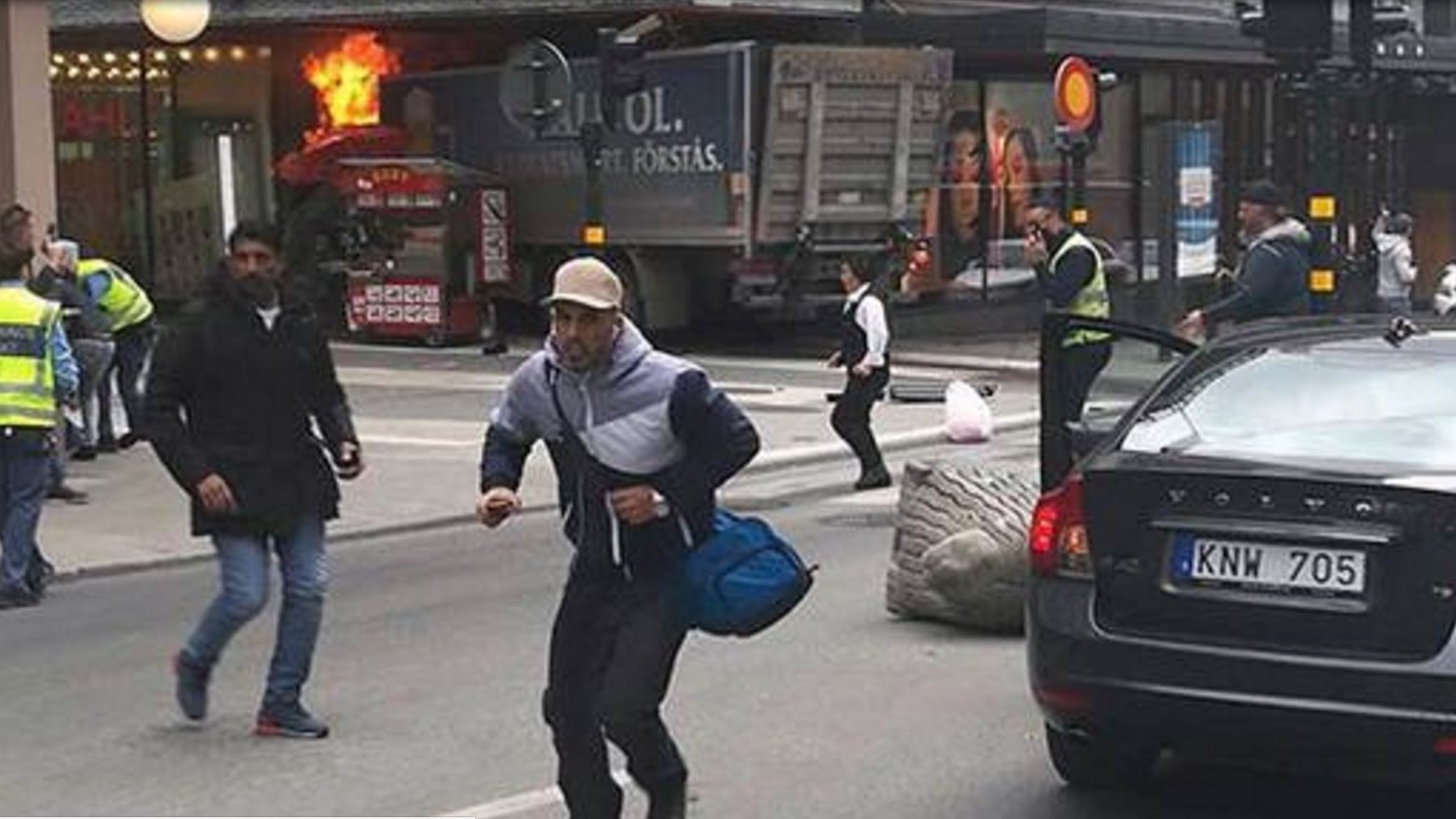 Νέες ΦΩΤΟ από το φορτηγό που σκόρπισε τον τρόμο στη Στοκχόλμη – ΤΩΡΑ