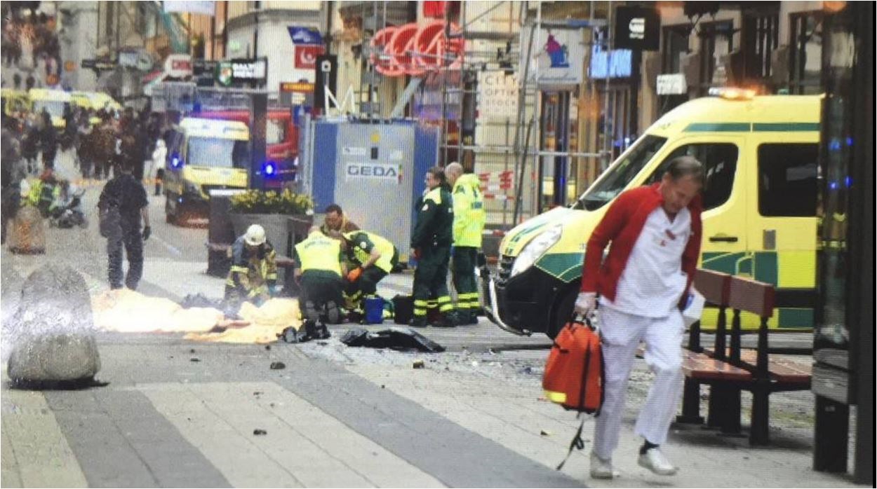 Συγκλονίζουν οι εικόνες από το κέντρο της Στοκχόλμης λίγα λεπτά μετά την επίθεση