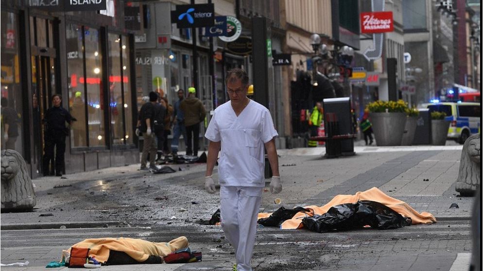 Εικόνες – σοκ από το κέντρο της Στοκχόλμης – Νεκροί και τραυματίες στον δρόμο