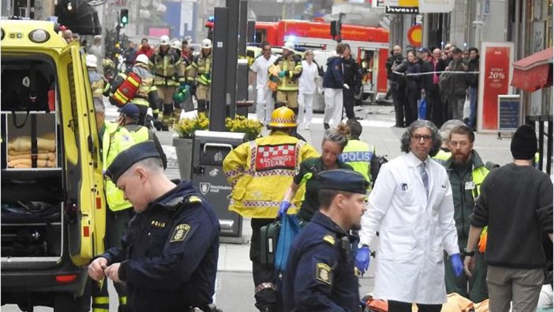 Η στιγμή της σύλληψης υπόπτου για την επίθεση με φορτηγό στη Στοκχόλμη – ΒΙΝΤΕΟ