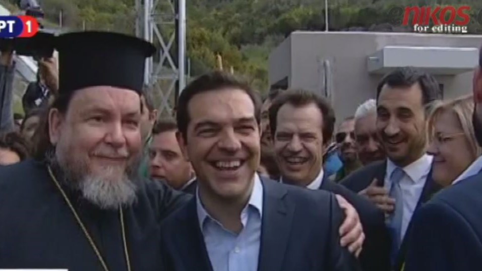 Ποιος είναι ο ιερέας που φωτογραφήθηκε με τον Πρωθυπουργό – ΒΙΝΤΕΟ