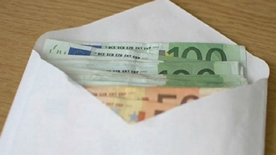 Έχασε στο δρόμο 50.000 ευρώ και του τα επέστρεψαν