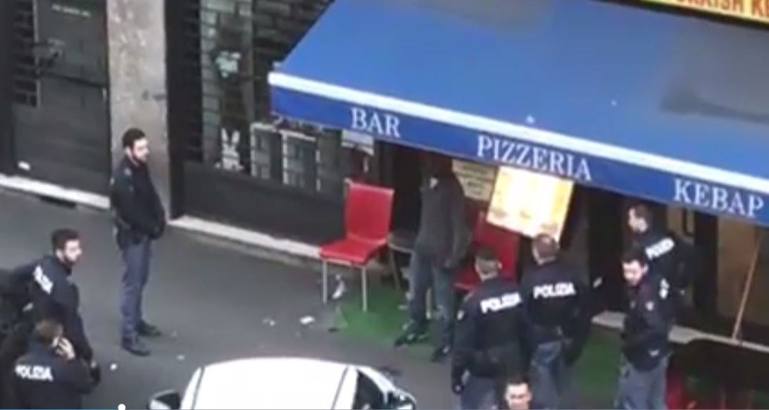 Άνδρας απείλησε με μαχαίρι περαστικούς στο Μιλάνο – ΒΙΝΤΕΟ