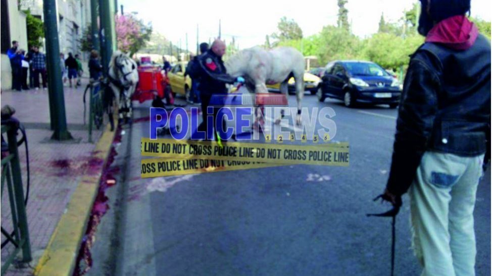 Απίθανο τροχαίο στο κέντρο της Αθήνας – Ταξί συγκρούστηκε με άμαξα – ΦΩΤΟ