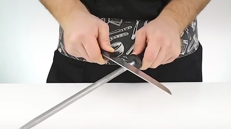Έτσι θα ακονίσετε σωστά τα μαχαίρια σας – ΒΙΝΤΕΟ