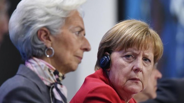 Handelsblatt: Η διαμάχη ΔΝΤ – Σόιμπλε βλάπτει την Ελλάδα