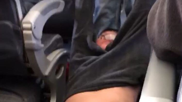 Αστυνομικοί βγάζουν… σηκωτό επιβάτη από αεροπλάνο – ΒΙΝΤΕΟ