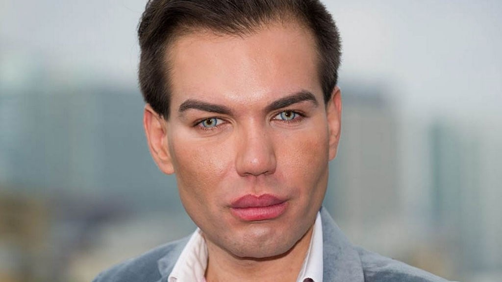 Ο άνδρας που θέλει να μοιάσει στο σύντροφο της… Barbie – ΦΩΤΟ