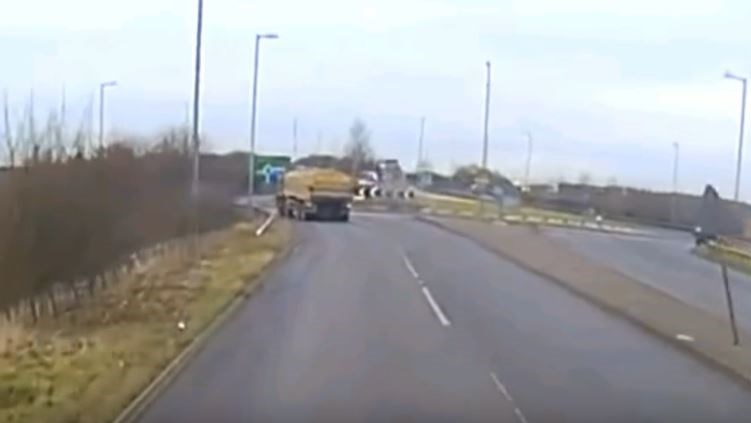 Τρομακτικό ατύχημα on camera – Αυτοκίνητο εκτοξεύτηκε στον αέρα – ΒΙΝΤΕΟ