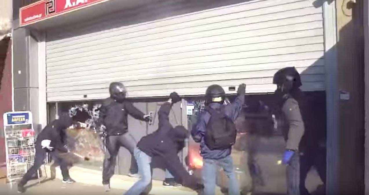 Νέο ΒΙΝΤΕΟ με την επίθεση στα γραφεία της Χρυσής Αυγής – ΒΙΝΤΕΟ