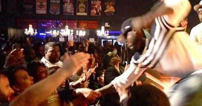 Γνωστός ράπερ γρονθοκόπησε θαυμάστρια πάνω στη σκηνή – ΒΙΝΤΕΟ