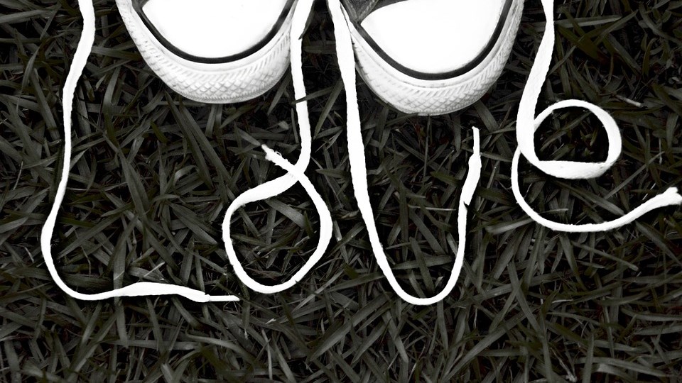 Οι επιστήμονες έλυσαν το μυστήριο – Γιατί λύνονται τα κορδόνια των παπουτσιών