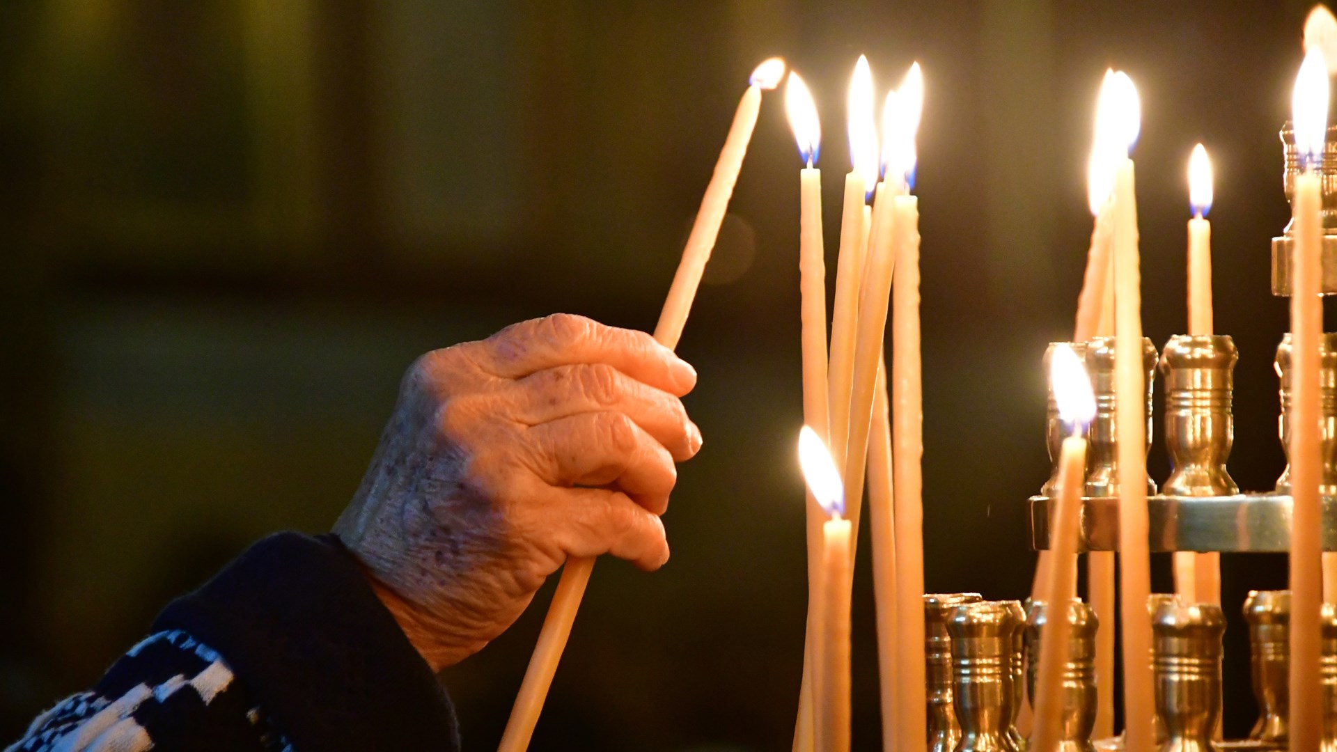 Γιατί ανάβουμε κερί στην εκκλησία – ΦΩΤΟ