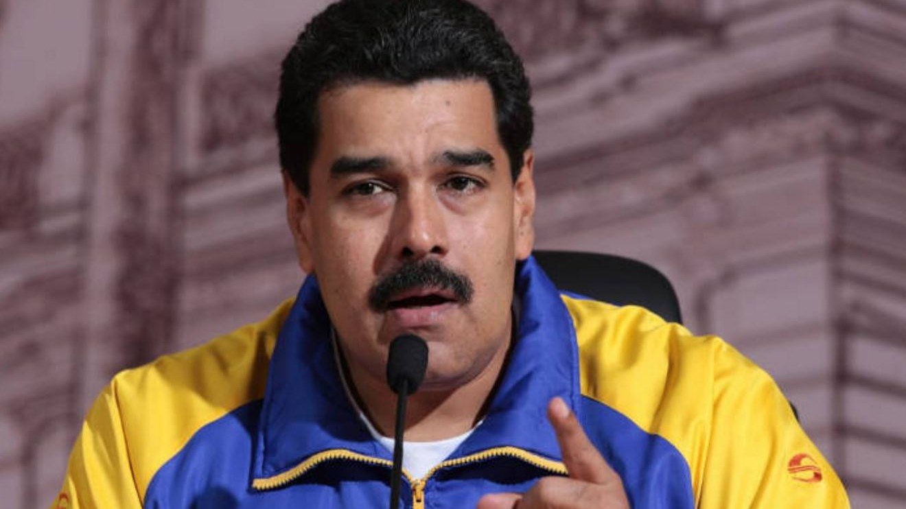 Πέταξαν μπουκάλια και αυγά στον Μαδούρο – ΒΙΝΤΕΟ