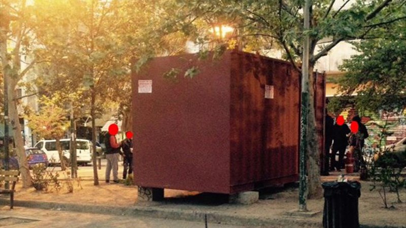 Κοντέινερ – “πολιτικό περίπτερο” έστησαν στην πλατεία Εξαρχείων