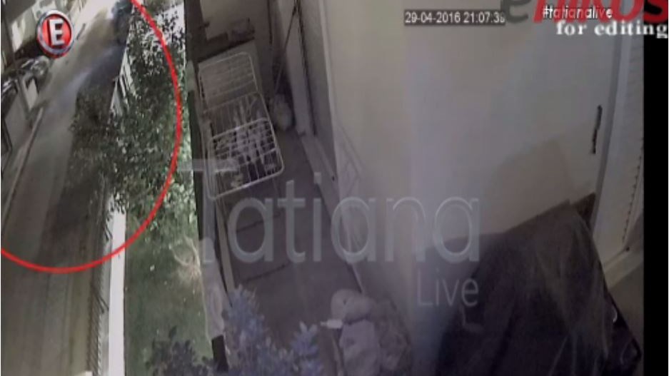 Καρέ-καρέ η ληστεία στο σπίτι της Τέτας Καμπουρέλη – ΒΙΝΤΕΟ