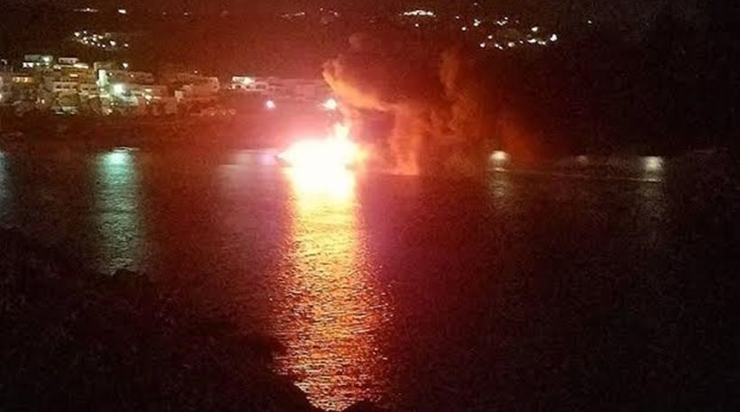 Σκάφος τυλίχτηκε στις φλόγες και βυθίστηκε στη Μύκονο – ΦΩΤΟ