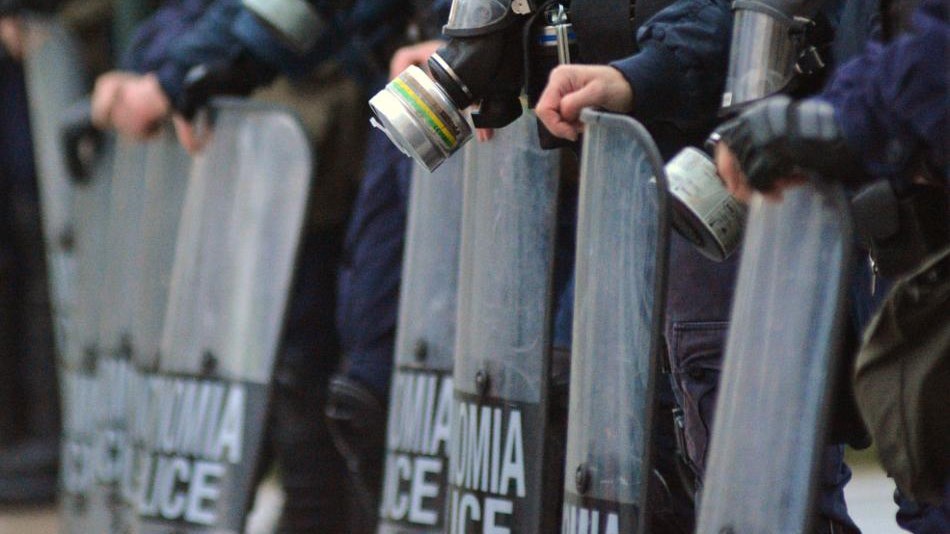 Επιθέσεις σε διμοιρίες των ΜΑΤ στα Εξάρχεια – Τέσσερις προσαγωγές της ΕΛΑΣ