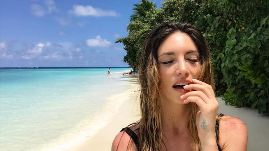 H Αθηνά Οικονομάκου φωτογραφίζεται στις Μαλδίβες και “ρίχνει” τα social media – ΦΩΤΟ