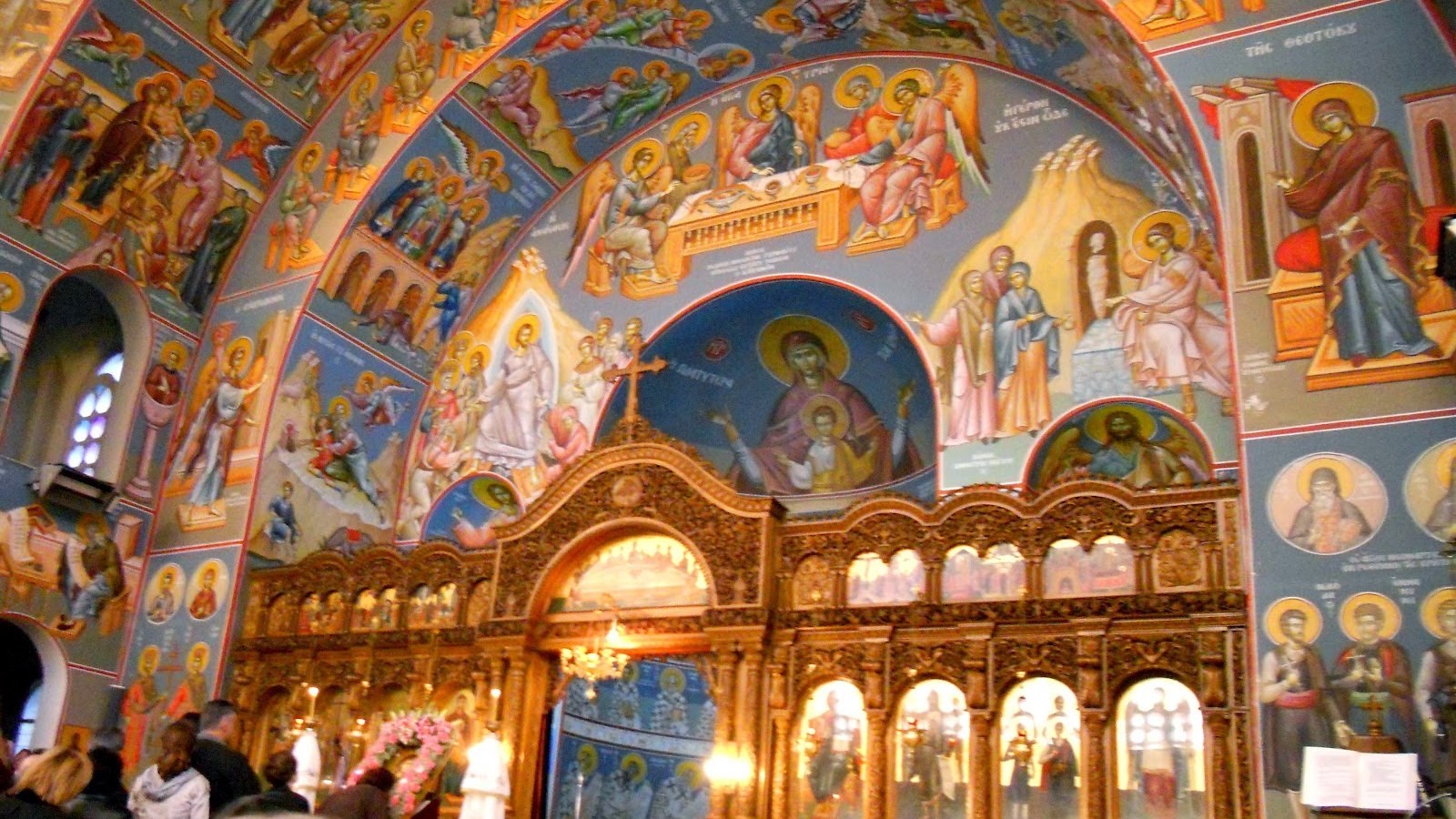 Πάτρα: Ιερέας αρνήθηκε να μυρώσει πιστές λόγω… παντελονιού