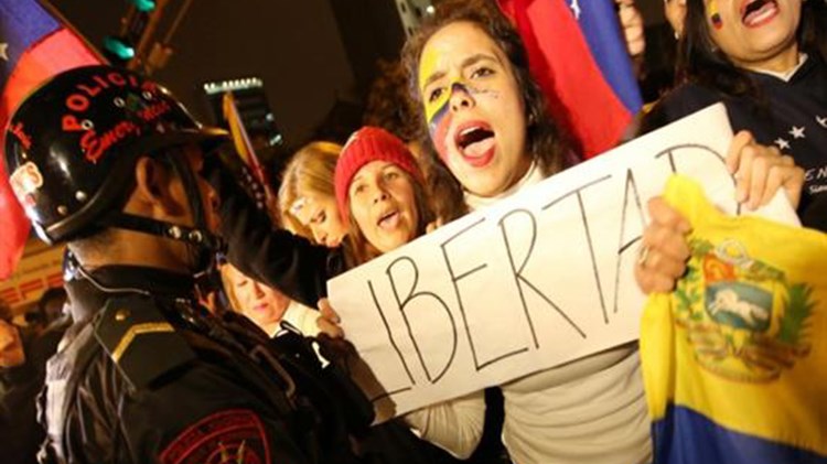 Έκρυθμη η κατάσταση στη Βενεζουέλα – Πέντε νεκροί στις διαδηλώσεις κατά Μαδούρο