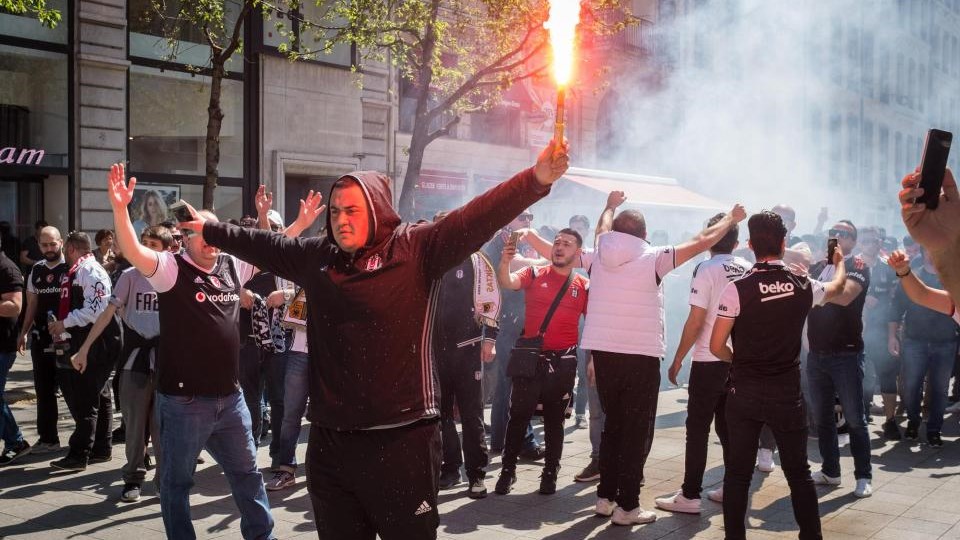 Άγριο ξύλο μεταξύ χούλιγκαν στο Λιόν-Μπεσίκτας – ΒΙΝΤΕΟ