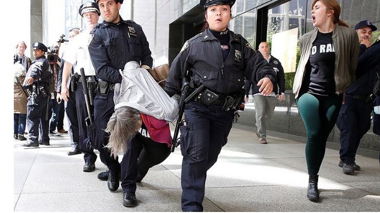 Δεκάδες συλλήψεις μπροστά στον πύργο του Τραμπ – ΦΩΤΟ – ΒΙΝΤΕΟ