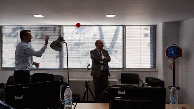 Τα σουτάκια του Μητσοτάκη στο γραφείο πριν από το Πάσχα