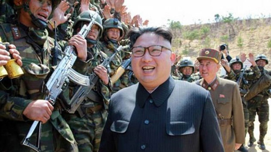 Ο Κιμ Γιονγκ Ουν κάνει επίδειξη δύναμης – ΦΩΤΟ