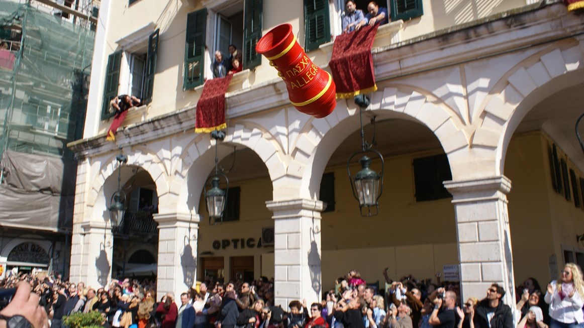 Πάσχα στην Κέρκυρα – Γιατί η περιφορά του Επιταφίου γίνεται το πρωί του Μεγάλου Σαββάτου