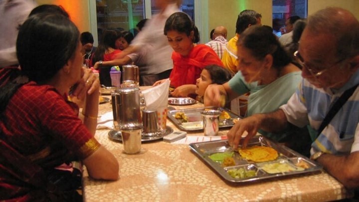Γιατί η ινδική κυβέρνηση μειώνει τις μερίδες φαγητού στα εστιατόρια
