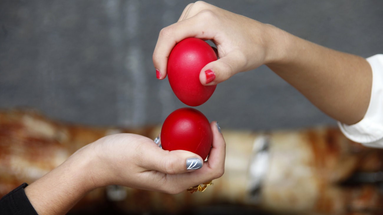 Πώς να καθαρίσετε κόκκινα αυγά χωρίς να λερωθείτε – ΒΙΝΤΕΟ