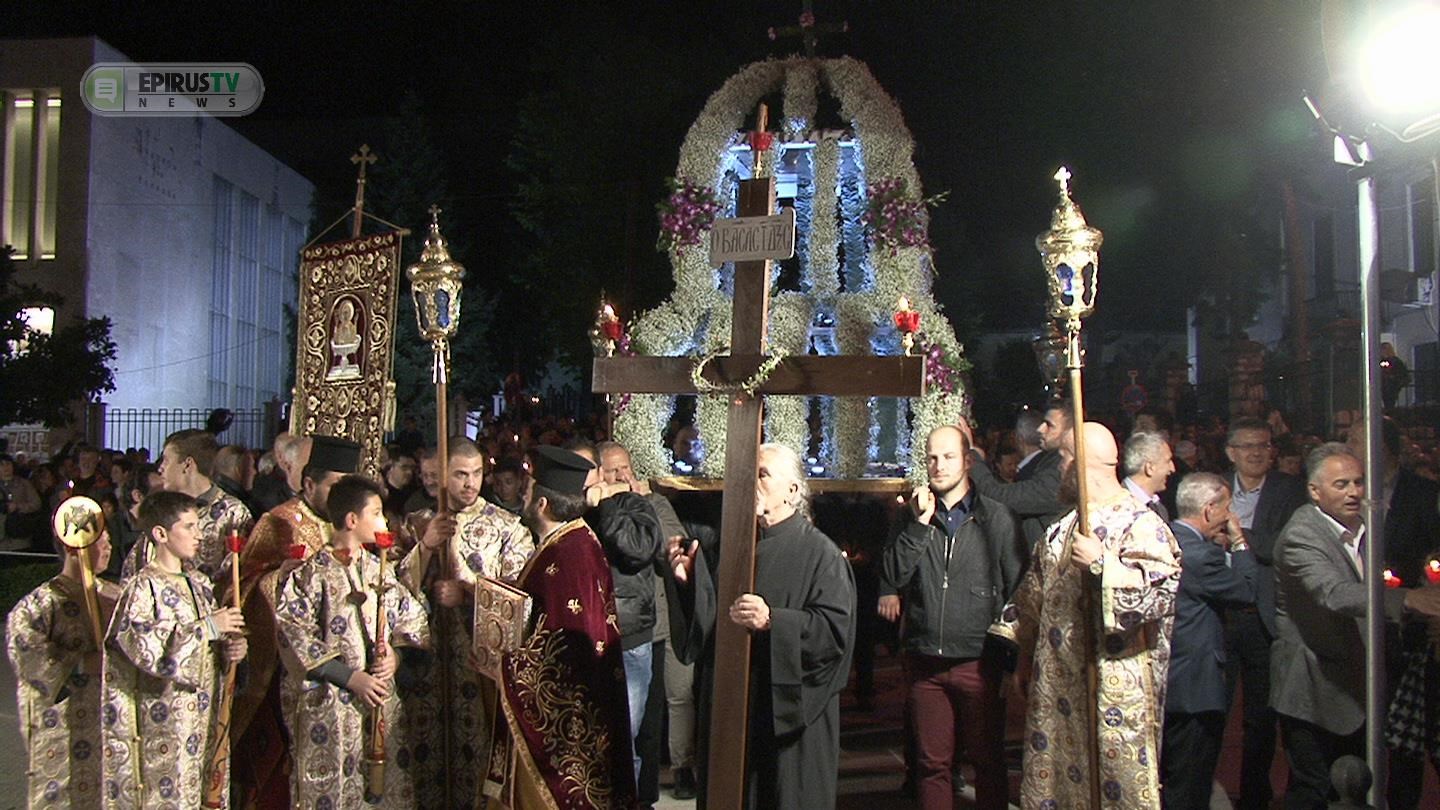 Ιωάννινα: Πλήθος πιστών κατά την Περιφορά των Επιταφίων – ΦΩΤΟ ΚΑΙ ΒΙΝΤΕΟ
