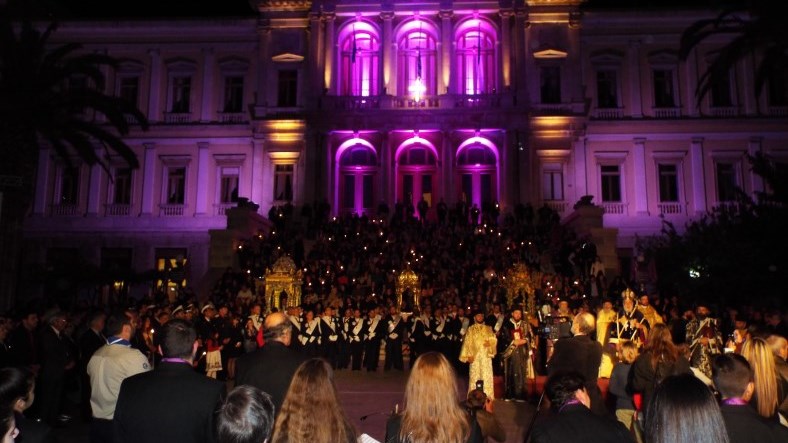 Σύρος: Σε κλίμα κατάνυξης η λιτανεία των Επιταφίων στην Ερμούπολη – ΦΩΤΟ ΚΑΙ ΒΙΝΤΕΟ