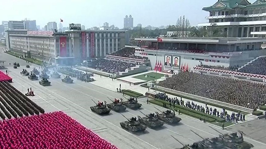 Επίδειξη δύναμης από τον Κιμ Γιονγκ Ουν – Η παρέλαση με τα στρατιωτικά οχήματα και οι απειλές- ΦΩΤΟ